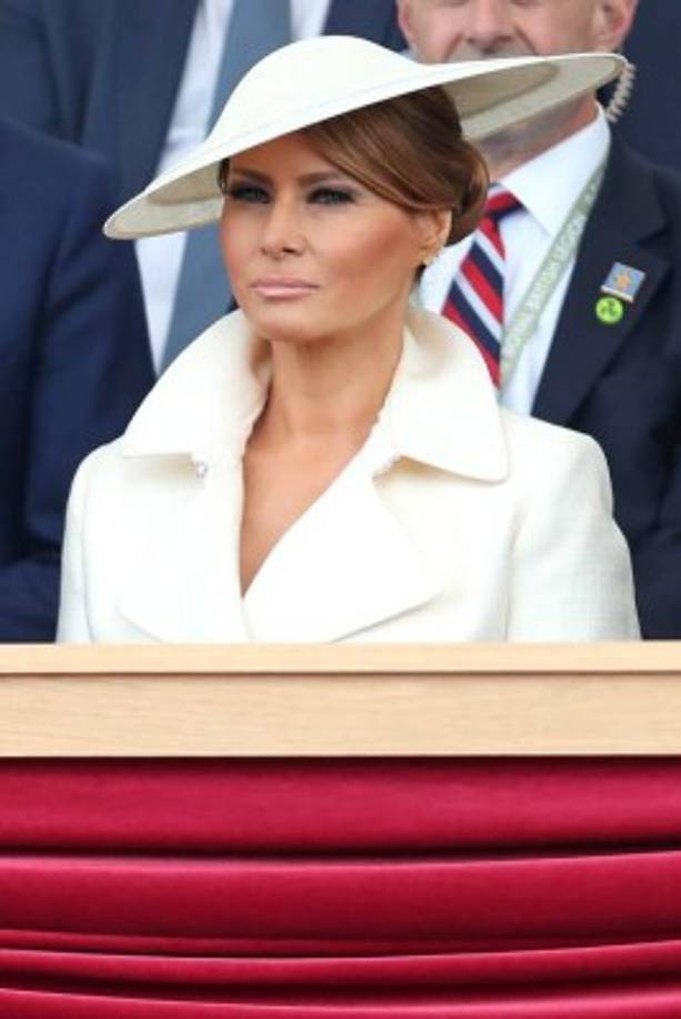 Melania hizo un guiño a la realeza británica complementando su atuendo con un tocado de Philip Treacy con ala bastante ancha.