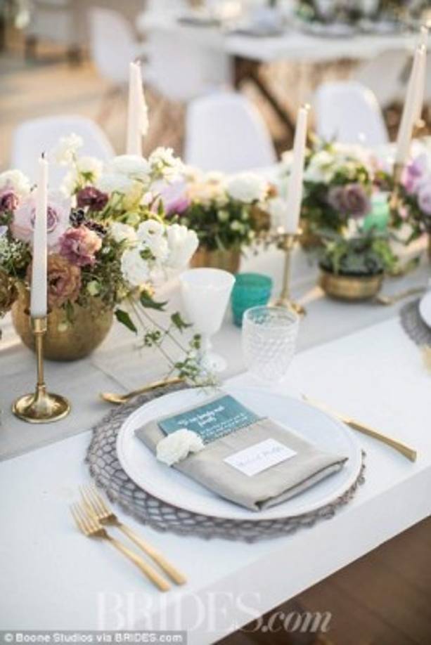 Los detalles de la mesa donde se sirvió el banquete.