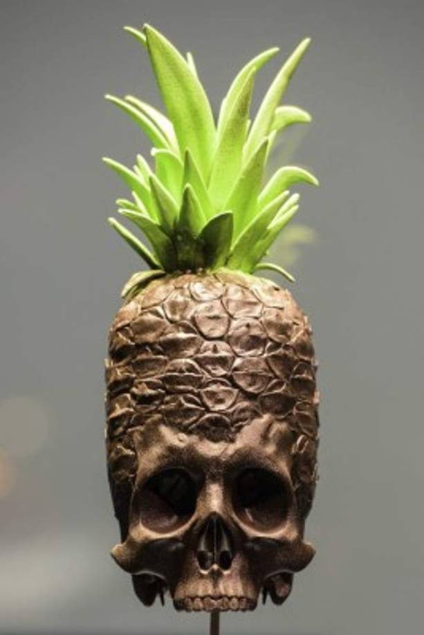 Una exposición en Alemania reúne 250 expresiones de calaveras de culturas de todo el mundo. Esta 'piña colada' la realizó un escultor francés.