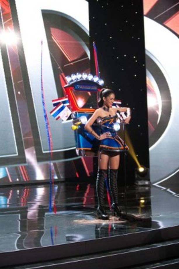 TAILANDIA. La candidata lució un caparazón de mototaxi, famosos en su país.