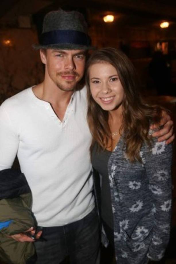 Derek Hough y Bindi Irwin son famosos por participar en el reality 'Dancing with the Stars', un reality show de Estados Unidos.