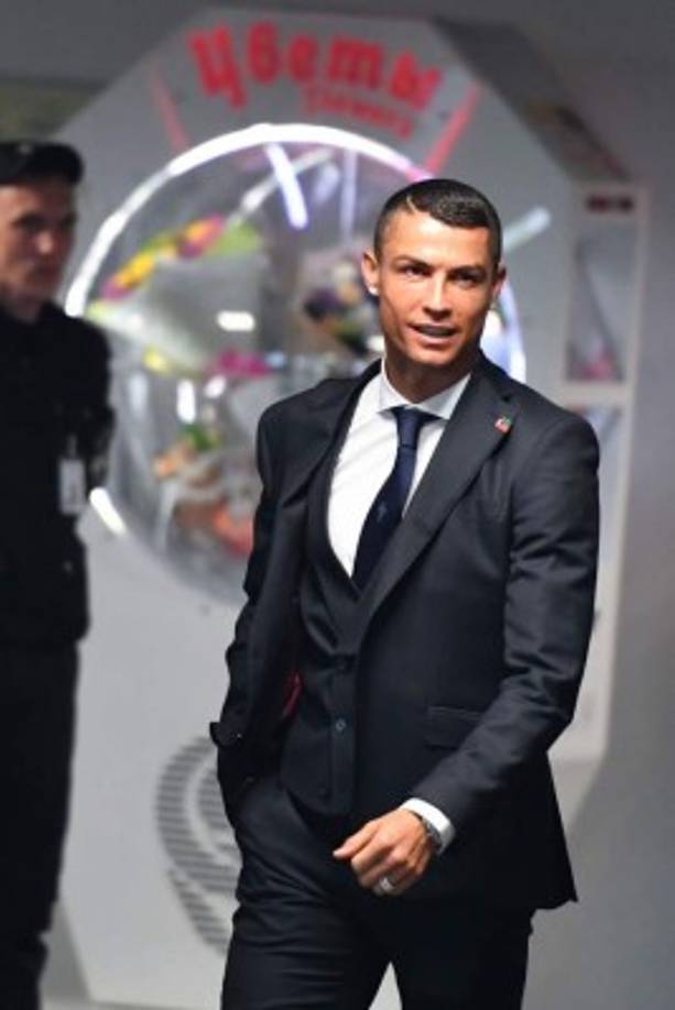 La elegancia de Cristiano Ronaldo a la llegada de Portugal a Rusia. Foto AFP