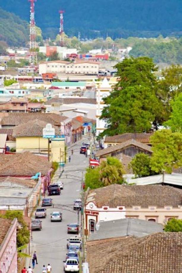 Yamaranguila. Se encuentra la iglesia construida en honor a San Francisco de Asís y Santa Lucía en 1791. Se conservan tradiciones como la Alcaldía Auxiliaria de la Vara Alta de los Indígenas.<br/><br/>La Esperanza.A 1,700 metros sobre el nivel del mar, es atractiva para hacer recorridos por sus calles, en donde predomina el arte, la cultura lenca reconocida por sus telares de colores.<br/><br/>Intibucá.A 11 kilómetros al norte del municipio se encuentra la laguna de Chiligatoro en la comunidad con el mismo nombre, además de hacer paseos se pueden visitar los viveros de flores.