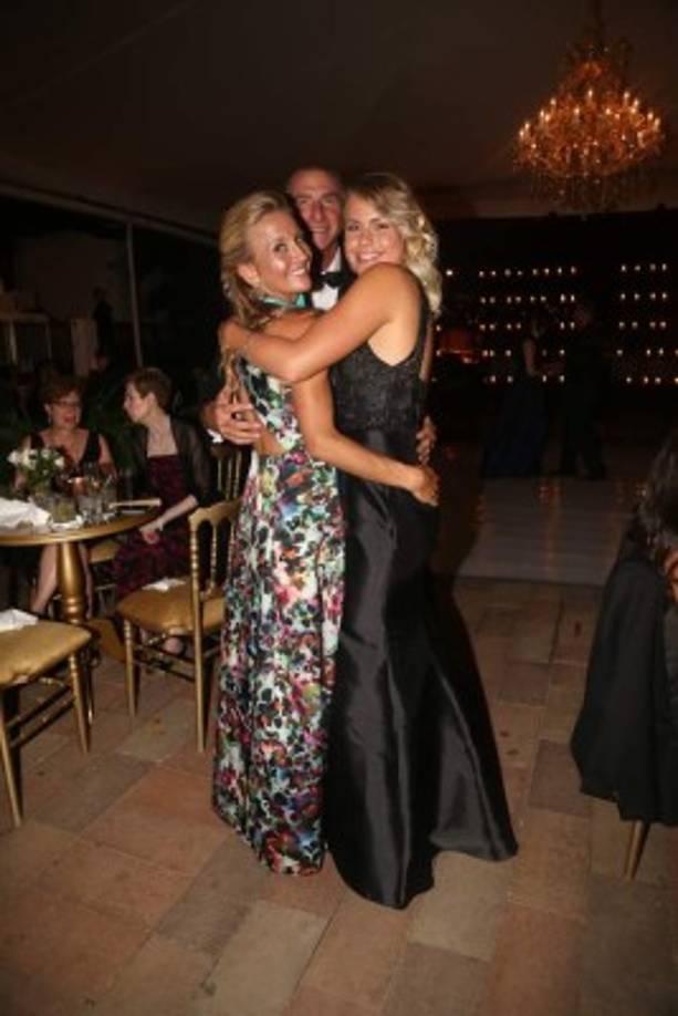 Robert Landes con Sophie y Cristy Kretschmer.