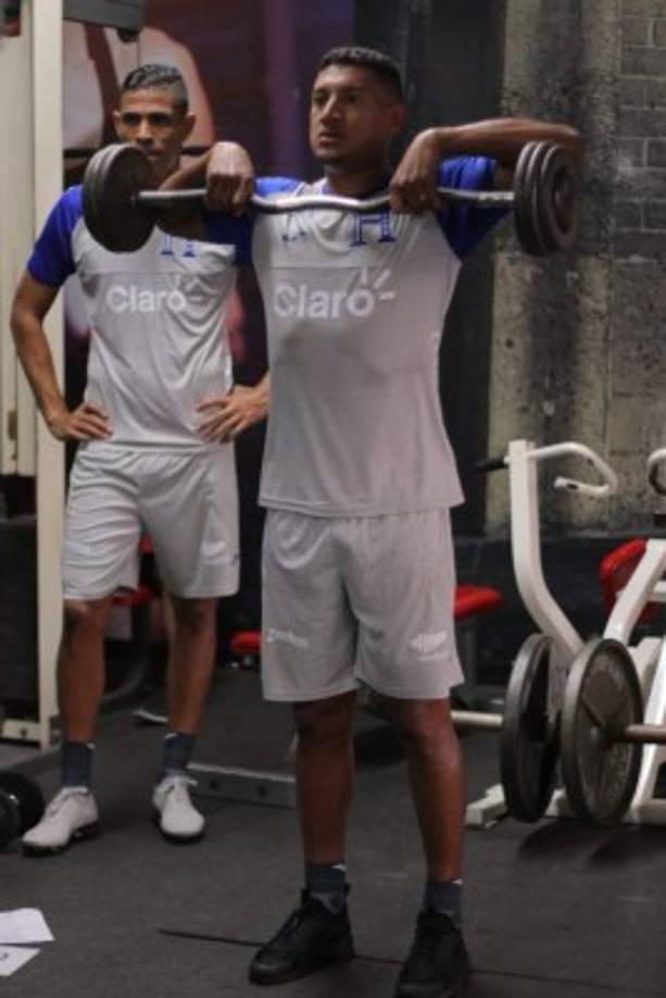 Bryan Acosta realizó ejercicios con pesas.