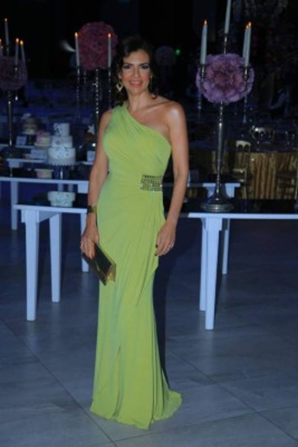 BELLA. Mayté Coello de Elvir lució regia con esta columna de caída drapeada y escote asimétrico con bordado lateral.