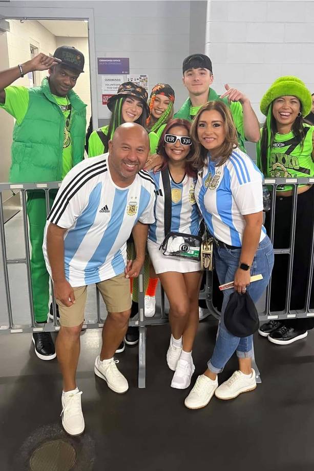 La famosa reportera hondureña Neida Sandoval, engalanando la Copa América con la camiseta de Argentina. Posó junto al staff de Feid.