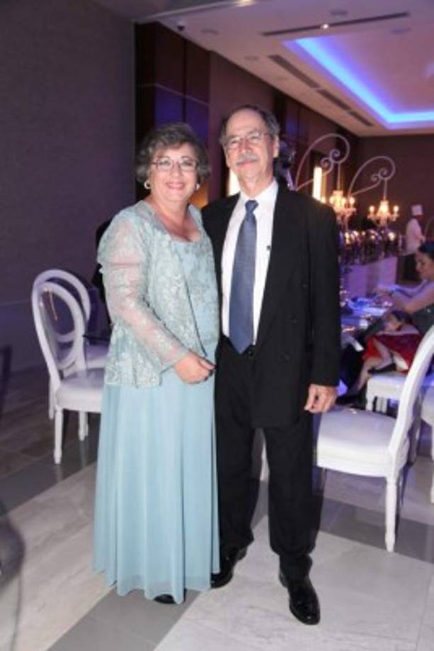 Yessylle y Reginaldo Sheran.