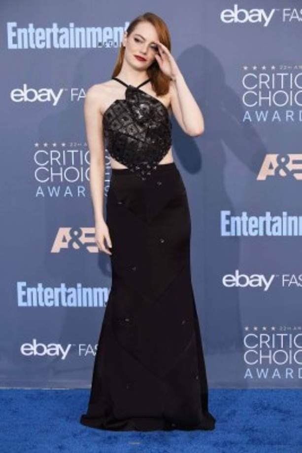 Emma Stone confió en el color negro para acudir a los Critic's Choice Awards 2016 e hizo diana con el look escogido. La actriz se decantó por un vestido largo con escote halter drapeado y una falda con pequeñas incrustaciones de piedras brillantes de Roland Mouret.