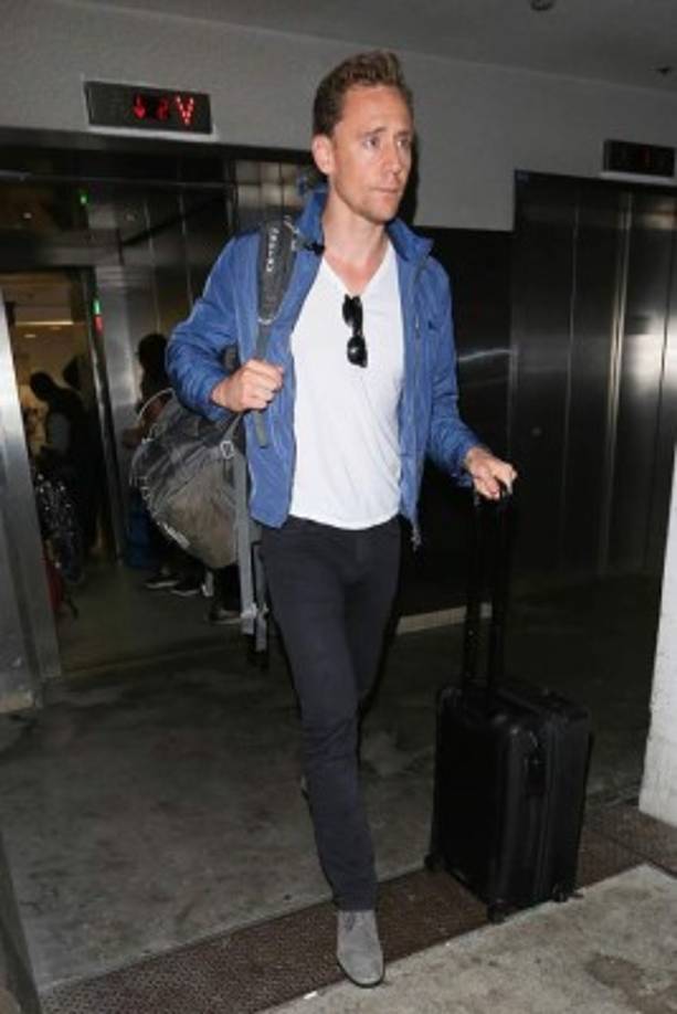 ¿Por qué tan solito? El novio de Taylor Swift, Tom Hiddleston llegando al aeropuerto de Los Ángeles.