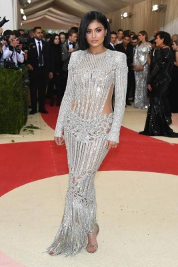 En 2016, Kylie debutó en la alfombra de la MET Gala y lo hizo con un diseño de Balmain.