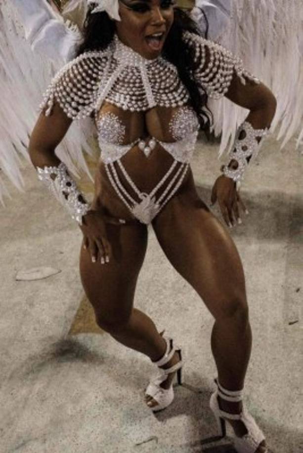 A lo largo de los años, el esfuerzo de las escuelas de samba por llamar la atención ha desembocado en un derroche de sensualidad y extravagancia que se reflejan en cada presentación del carnaval.