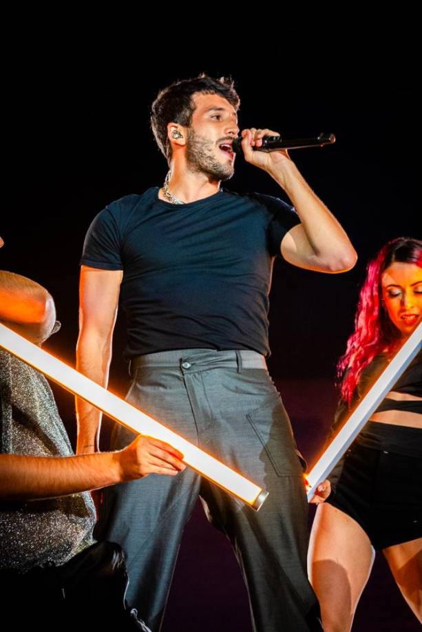 El cantante recibió a varios medios hispanos en el Ambassador Theatre, donde interpretó la canción ‘All I Care About’, y aunque los nervios y el cansancio vocal le jugaron una mala pasada, consiguió remontar y acabar con éxito el tema: “Si suben esto les mato”, bromeó con los periodistas al finalizar su ensayo.