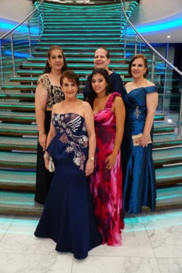 Sandra y Jackie Yuja con Marta Araujo, Vivian Giacoman y Marcela Araujo.