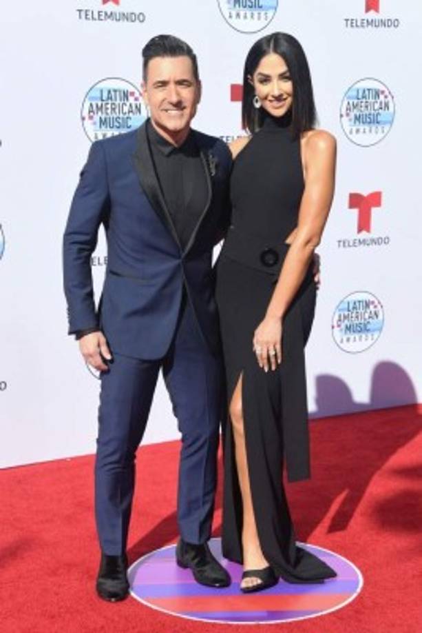 El presentador Jorge Bernal and Karla Birbragher.