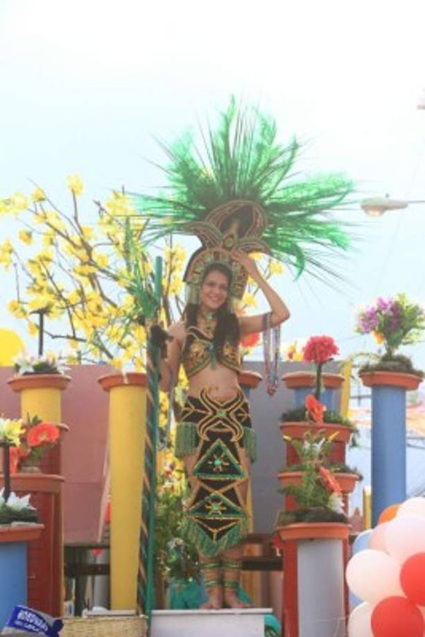 Una hermosa joven progreseña viste un colorido vestido.