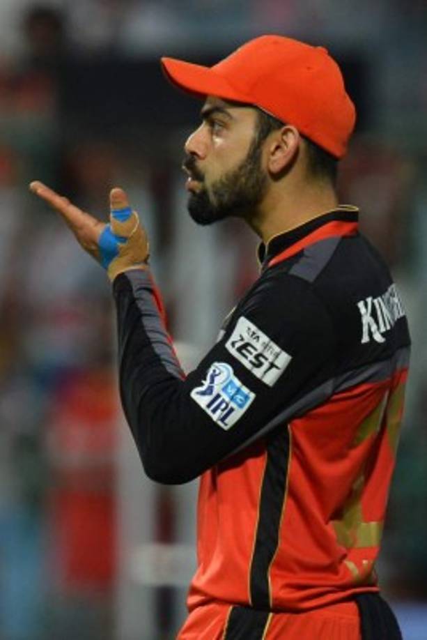 Virat Kohli, de los Royal Challengers Bangalore, envía un beso después de capturar la bola bateada por Dwayne Smith de los Gujarat Lions en la India.