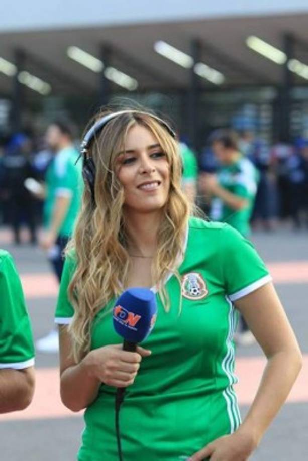 Presentadora de Televisa Deportes participando en una transmisión en vivo.