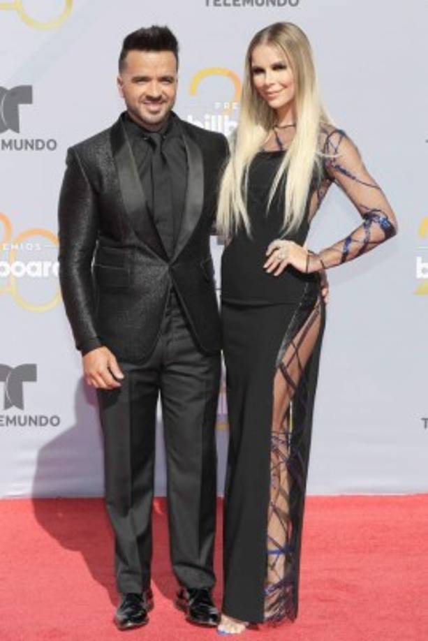 El ganador de la noche, Luis Fonsi, llegó bien combinado con su esposa Agueda López, los dos muy elegantes de negro.