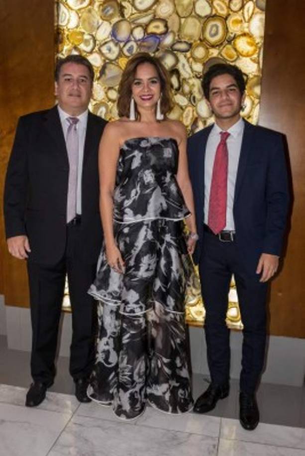 Antonio, Melissa y Antonio Garza.