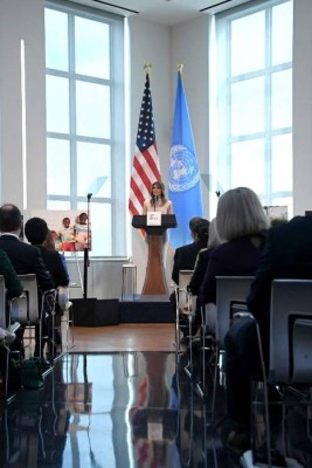 La primera dama eligió irónicamente los países a los que su esposo había tildado de 'agujeros de m....' para realizar su primera gira en solitario al extranjero.