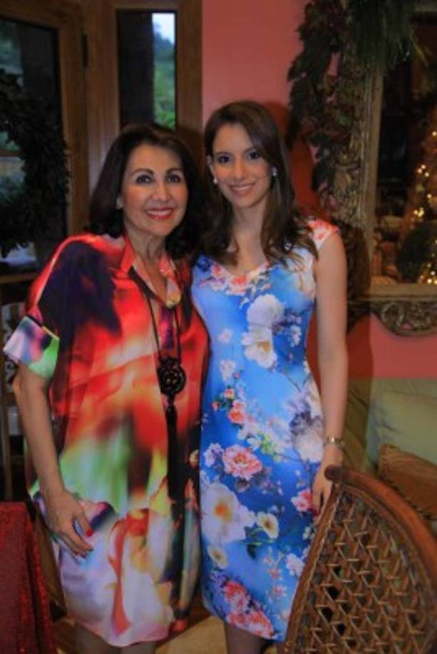 Carolina Canahuati y Michelle Kawas.