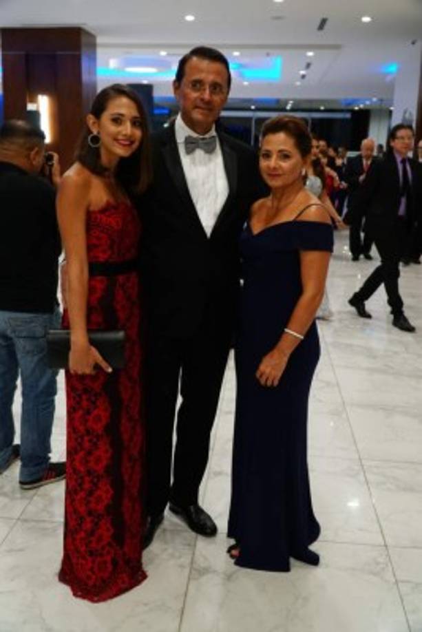 Sofía, Constantino y Gina Pineda.