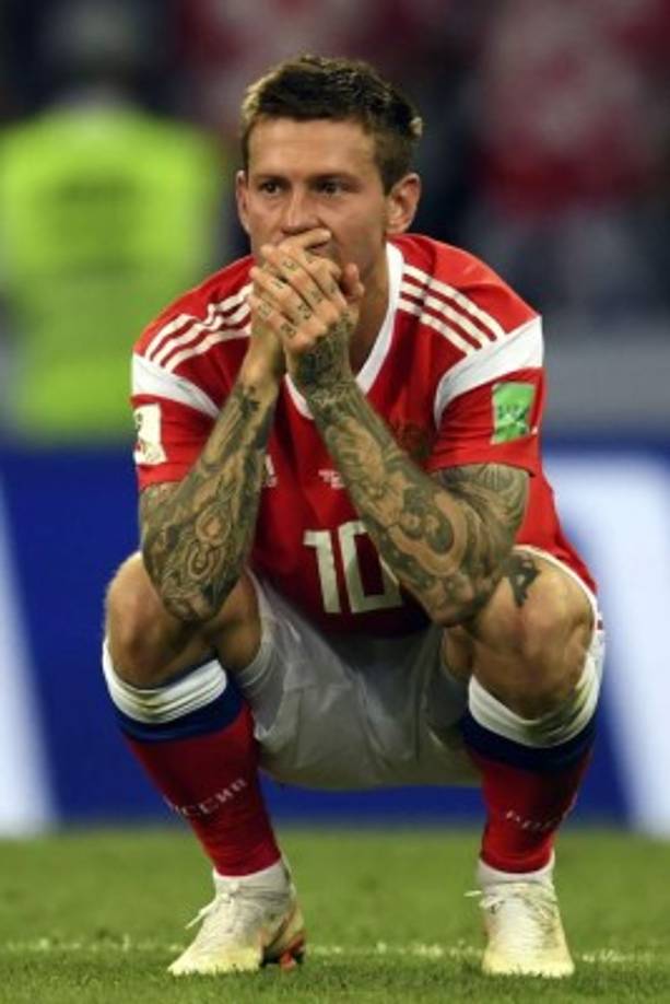 Fyodor Smolov se lamenta tras la eliminación de Rusia. Foto AFP
