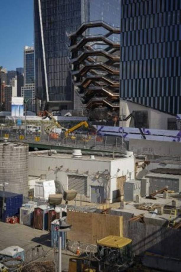 Lo que más destaca del lujoso barrio es la estructura 'The Vessel',, diseñada por el reconocido arquitecto Thomas Woltz. La obra consta de 2500 escalones y 80 niveles que permiten disfrutar de una vista única de la ciudad.