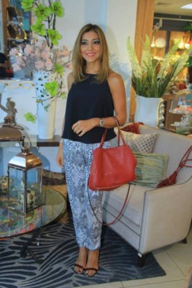 Ericka Morales optó por un estilo fresco negro con estampado de serpiente y bolso reversible de Valentino.