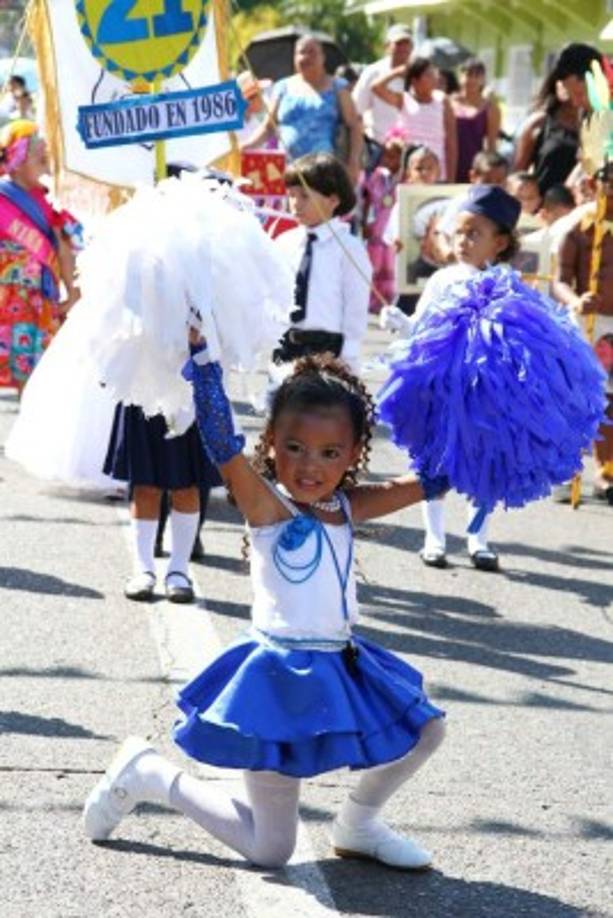 Una niña con pompones demuestra sus habilidades.