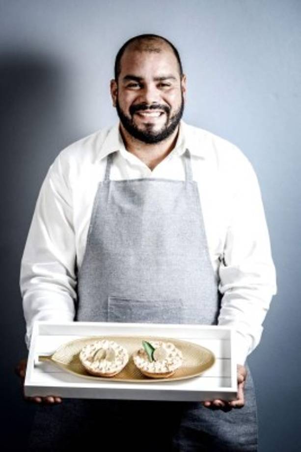 Se reinventa para poder llevar el sustento a su hogar<br/><br/>A raíz del encierro por la pandemia, Víktor Toledo, emprendedor en decoración de eventos y tarjetería, labores que impulsa en su empresa Royalto, tuvo que reinventarse para llevar sustento a su hogar y al de sus empleados, por lo que en mayo de 2020 arrancó con su negocio La Cocina de Víktor. Los postres y comidas que el emprendedor preparaba tuvieron gran aceptación entre su amplia clientela, sin embargo, la casa en La Lima, donde era su centro de trabajo, se llenó de lodo hasta el techo por las tormentas Eta y Iota. <br/><br/>Pese a que perdió todo y no ha regresado a su hogar, Víktor demostró su resiliencia y su espíritu de trabajo, pues se “limpió las lágrimas” y con una actitud positiva retomó su empresa y hoy avanza con la expectativa de estar en otro nivel llevando sus productos a las mesas de los hondureños.