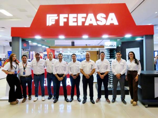 Ejecutivos y colaboradores de FEFASA presentes en el stand en Expoconstruye, ubicado en el plantel de Expocentro, en San Pedro Sula.