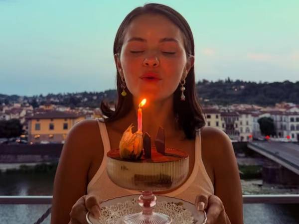 La actriz y cantante texana Selena Gómez se ha convertido en una de las figuras más influyentes de su generación, con una trayectoria que no solo se resume en discos o series: ha pasado de ser una niña Disney a empresaria de éxito, defensora de la salud mental y referente de belleza inclusiva. En el camino ha hablado abiertamente del lupus, de la ansiedad y de la presión de crecer bajo el foco, construyendo una imagen pública marcada por la vulnerabilidad y la autenticidad.