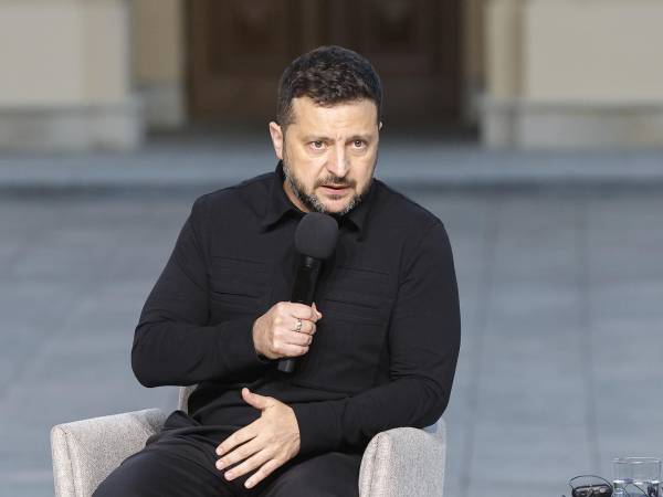 El presidente de Ucrania, Volodímir Zelenski, habla durante una rueda de prensa conjunta con los enviados especiales de Estados Unidos para la paz, Steve Witkoff y Jared Kushner, en el Palacio Mariinski de Kiev, Ucrania, el 6 de septiembre de 2026. EFE