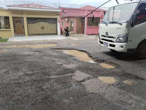 La calle que conduce al muelle de cabotaje de La Ceiba, es una ruta vital para el turismo y comercio con Islas de la Bahía, la que actualmente presenta un deterioro crítico que afecta la imagen de La Ceiba.