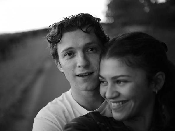 Después de que se conociera la noticia del compromiso de la pareja, una fuente le dijo a PEOPLE que Tom Holland había estado “queriendo proponerle matrimonio (a Zendaya) desde hacía un tiempo”.