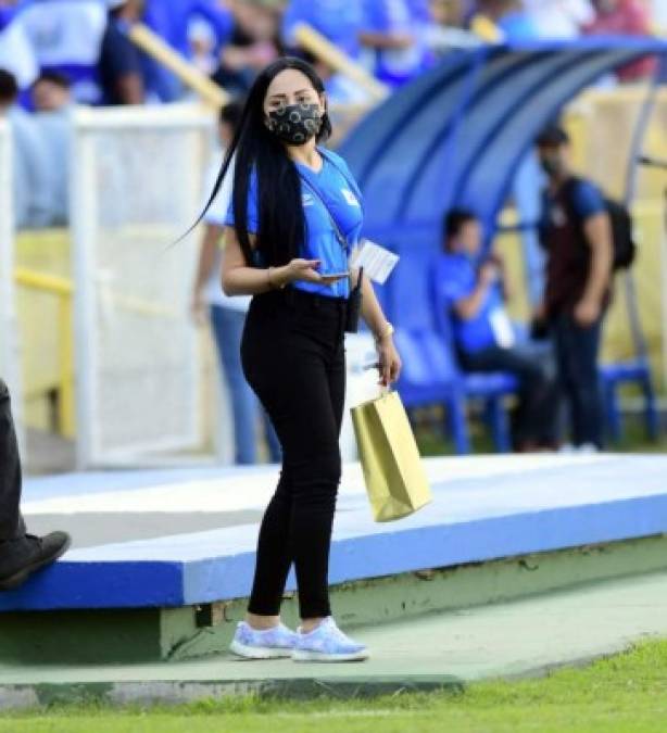 Una guapa trabadora del estadio Cuscatlán.