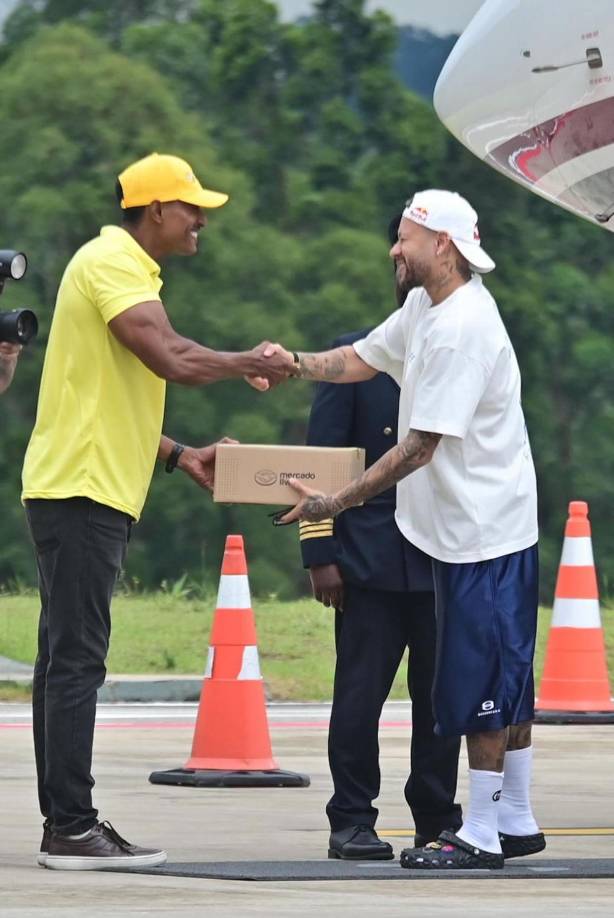 Apenas bajó del avión y Mercado Livre) le entregó un par de tacos al astro brasileño.