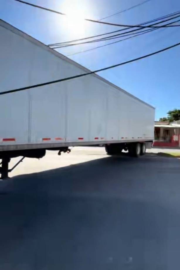 Cobos, quien transitaba la ruta Monterrey-Mérida, derribó un par de postes tras enredarse con cables de telefonía. 