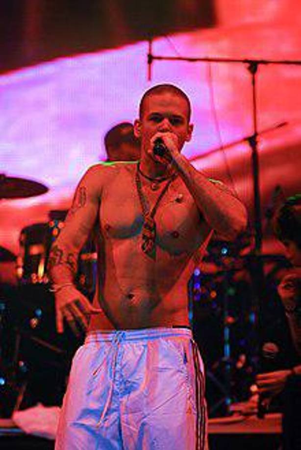 Y es que esto no acaba ahí, el artista Residente en aquellos años fue creciendo en popularidad con sus canciones de su álbum “Calle 13”, hasta llegar a las producciones de sus temas musicales con temáticas político-sociales por cosas que no le gustaban de su país Puerto Rico. En uno de sus conciertos, insultó al gobernador de aquella época, hecho que le costó la censura de cuatro años de su carrera.