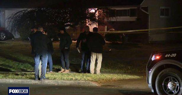 En un momento impactante, mostró una bolsa que contenía la cabeza sangrienta de su padre, a quien acusaba de ser un traidor a la patria por trabajar para el gobierno federal durante dos décadas. 