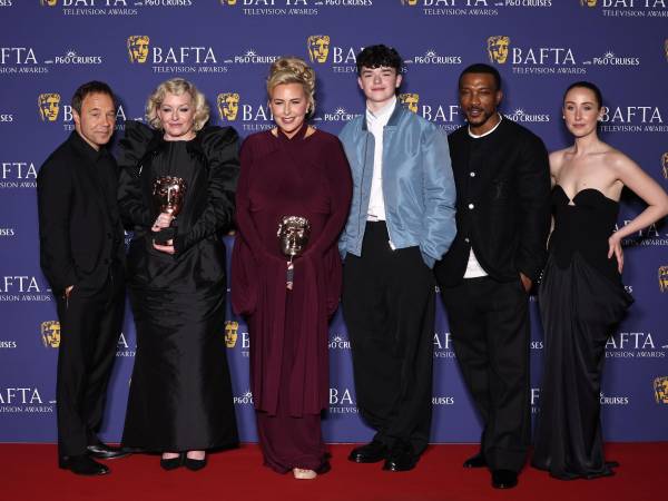 De izquierda a derecha, Stephen Graham, Christine Tremarco, Hannah Walters, Owen Cooper, Ashley Walters y Erin Doherty con el Premio a la Mejor Serie Limitada por Adolescence (Adolescencia) durante la ceremonia de los Premios BAFTA de Televisión 2026 en Londres. Londres) EFE/EPA/NEIL HALL