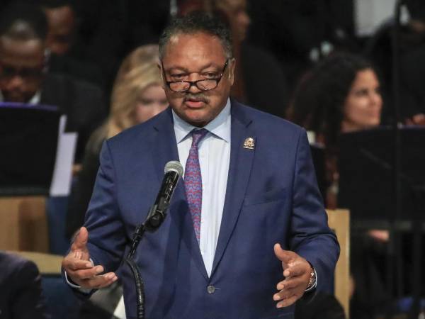 Jesse Jackson (c), histórico líder del movimiento por los derechos civiles en Estados Unidos, ha fallecido a los 84 años, informaron medios estadounidenses.