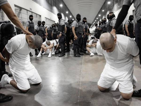 Más de 200 migrantes venezolanos fueron deportados de EEUU y recluidos en la megacárcel en El Salvador.