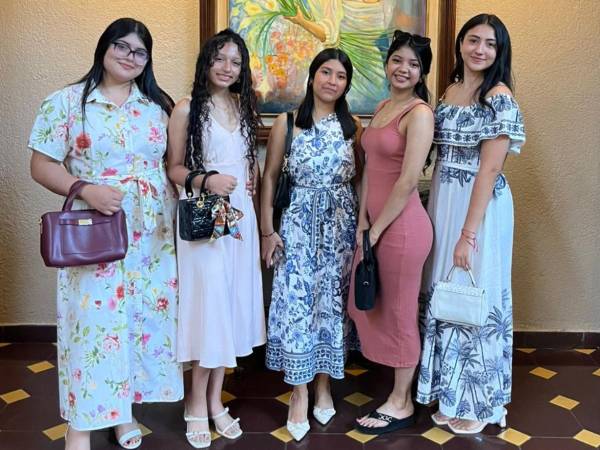 Hermosas lucieron las jovencitas quienes próximamente celebrarán su graduación.