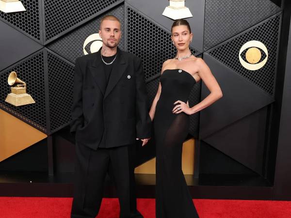 Los Bieber llevan su estilo a la alfombra roja. Justin Bieber regresó triunfalmente a la premiación, desfilando por la alfombra roja de los Grammy 2026 con su esposa, la modelo Hailey Bieber.