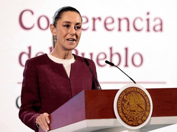 La presidenta de México, Claudia Sheinbaum, habla en su conferencia diaria este lunes, en el Palacio Nacional.