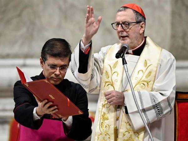 El cardenal Claudio Gugerotti dirige una oración del Rosario en la Basílica de San Pedro por la salud del Papa Francisco en la Ciudad del Vaticano.