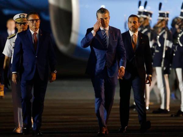 Pete Hegseth (c), fue recibido por el ministro de Seguridad de Panamá, Frank Ábrego (i), a su llegada a la Ciudad de Panamá.